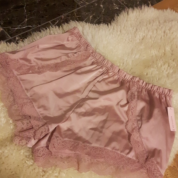 Silky pink lace comfy shorts - Picture 2 of 3